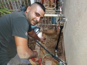 מאור בזמן החלפת צנרת מים בגבעתיים